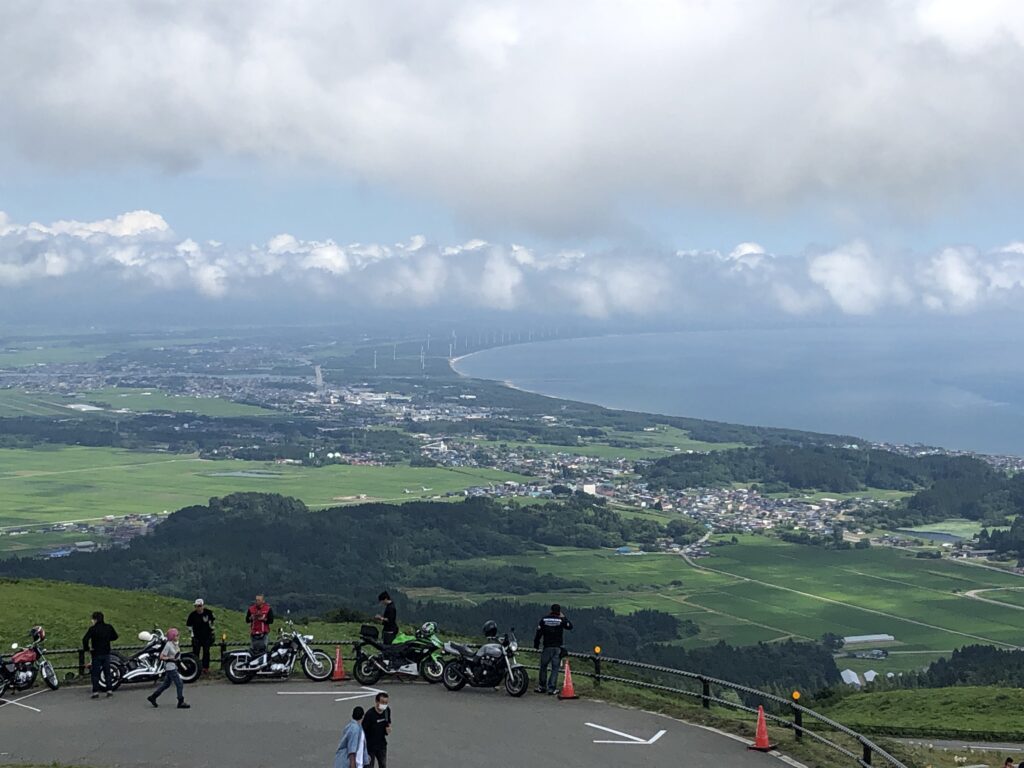 秋田県男鹿半島の景勝地の寒風山から秋田市方面の眺め