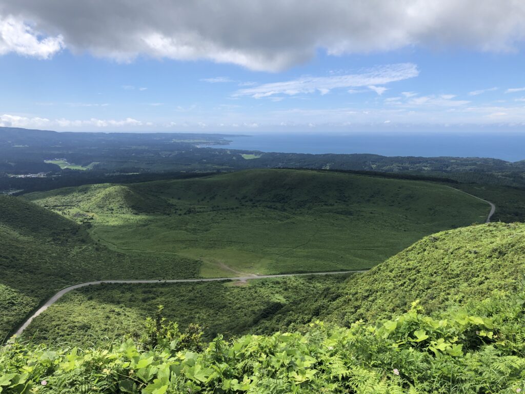 秋田県男鹿半島の景勝地の寒風山から入道崎方面の眺め