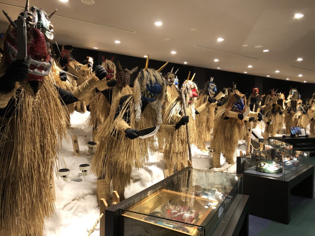 男鹿半島のなまはげ館に展示されている各地域のなまはげ面の人形