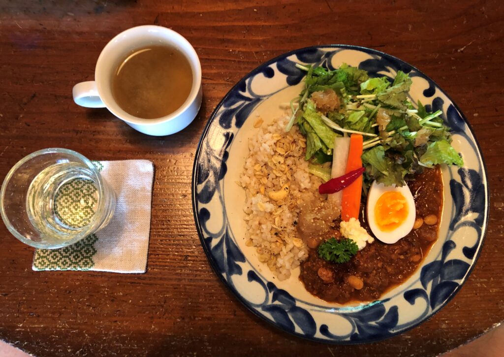 秋田県男鹿市にある里山のカフェににぎのランチ