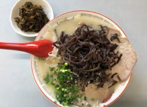 千葉県君津市の九州ラーメン友利本店のラーメンと高菜漬け