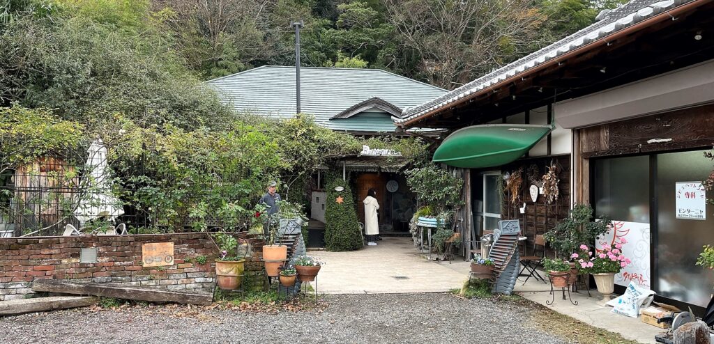 千葉県君津市にある村のピザ屋カンパーニャの古民家風店舗の外観