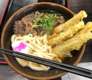 福岡県小倉市の資さんうどんの牛肉ごぼ天うどん