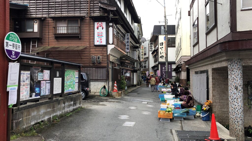 山形県の肘折温泉の温泉街と朝市