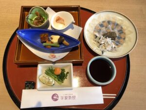 山口県下関市の平家茶屋のふく刺しとふく料理のお皿が並ぶ