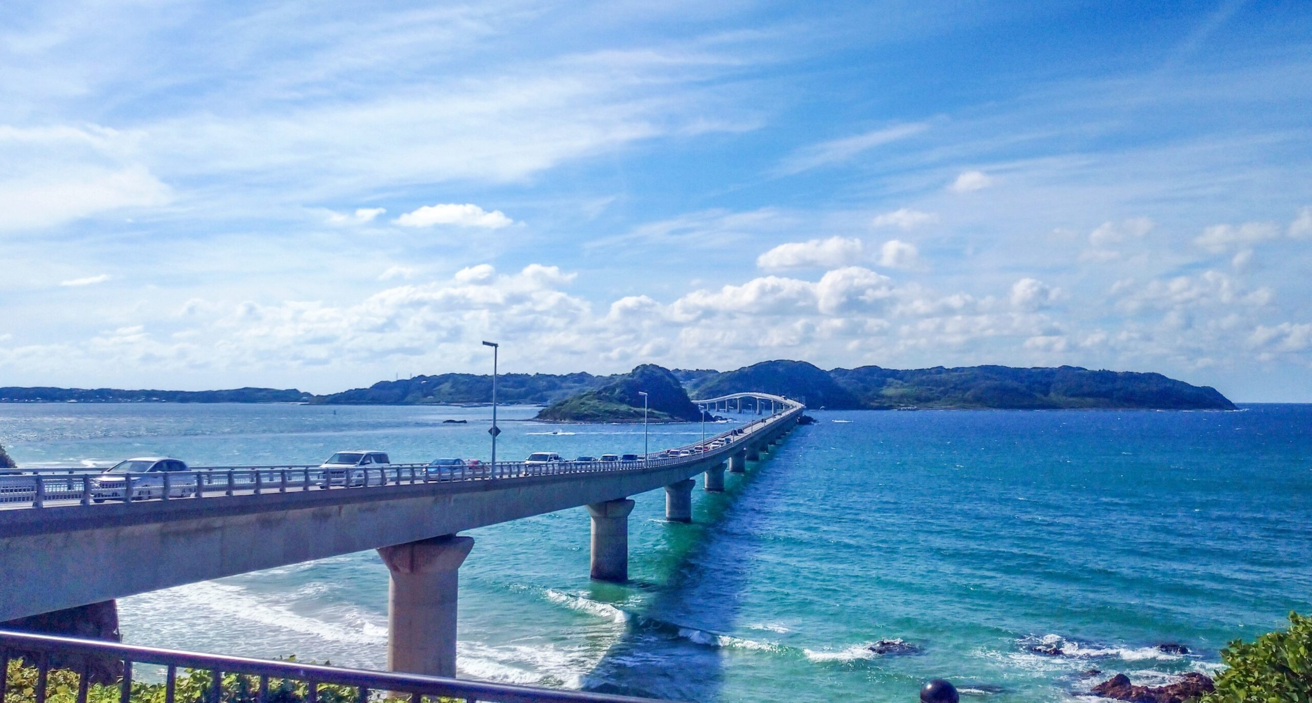 山口県下関市の海を渡る角島大橋